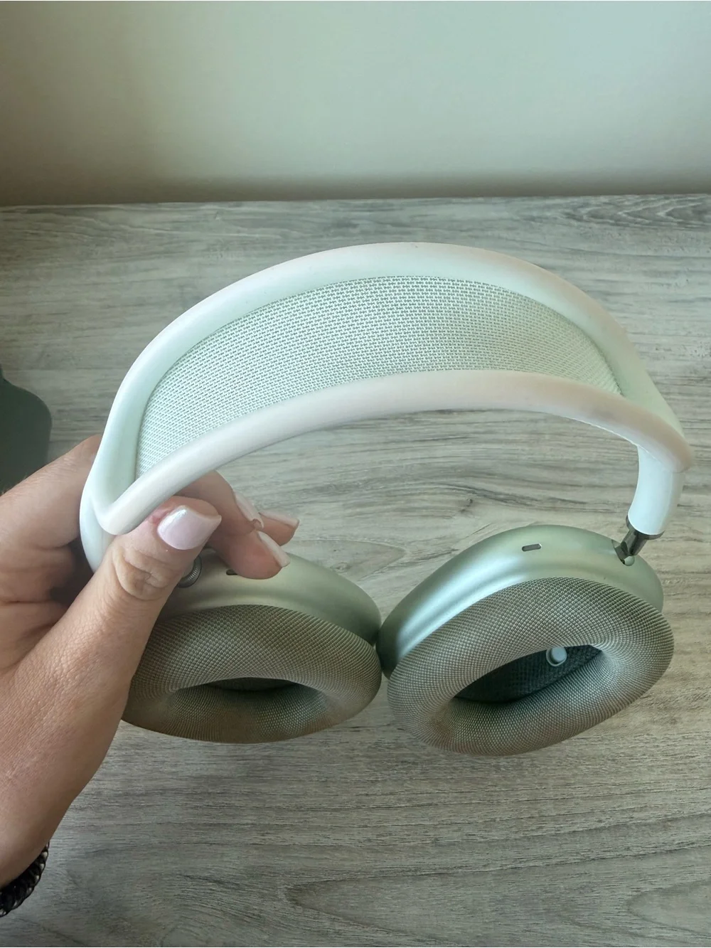 Apple airpod max’s first generation in Light Sage